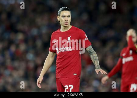 Liverpool, Großbritannien. 04. Oktober 2022. Darwin Nunez von Liverpool schaut auf. UEFA Champions League, Gruppe A Spiel, Liverpool gegen Rangers im Anfield Stadium in Liverpool am Dienstag, 4.. Oktober 2022. Dieses Bild darf nur für redaktionelle Zwecke verwendet werden. Nur zur redaktionellen Verwendung, Lizenz für kommerzielle Nutzung erforderlich. Keine Verwendung in Wetten, Spielen oder einem einzigen Club / Liga / Spieler Publikationen. PIC von Chris Stading / Andrew Orchard Sport Fotografie / Alamy Live News Kredit: Andrew Orchard Sport Fotografie / Alamy Live News Stockfoto