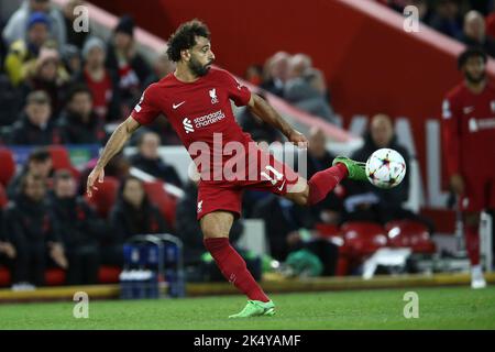 Liverpool, Großbritannien. 04. Oktober 2022. Mohamed Salah aus Liverpool in Aktion. UEFA Champions League, Gruppe A Spiel, Liverpool gegen Rangers im Anfield Stadium in Liverpool am Dienstag, 4.. Oktober 2022. Dieses Bild darf nur für redaktionelle Zwecke verwendet werden. Nur zur redaktionellen Verwendung, Lizenz für kommerzielle Nutzung erforderlich. Keine Verwendung in Wetten, Spielen oder einem einzigen Club / Liga / Spieler Publikationen. PIC von Chris Stading / Andrew Orchard Sport Fotografie / Alamy Live News Kredit: Andrew Orchard Sport Fotografie / Alamy Live News Stockfoto