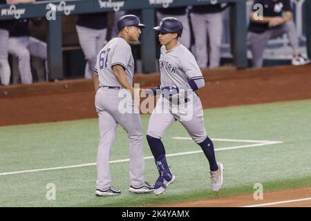 Arlington, Usa. 04. Oktober 2022. New York Yankees Rechtsfeldspieler Oswaldo Cabrera (95) High Five New York Yankees dritter Basistrainer Luis Rojas (67), nachdem er am Dienstag, den 4. Oktober 2022, während des Spiels zwischen den Texas Rangers und den New York Yankees im Globe Life Field in Arlington, Texas, einen Heimlauf gemacht hatte. Foto von Matt Pearce/UPI Credit: UPI/Alamy Live News Stockfoto