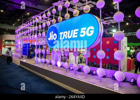 Neu-Delhi, Indien. 04. Oktober 2022. Ein Stand von Jio True 5G wird während der India Mobile Congress 2022 Exhibition in Pragati Maidan, New Delhi, gesehen. Der India Mobile Congress ist das größte Forum für digitale Technologien in Asien. IMC hat sich als führende Plattform etabliert, um Industrie, Regierung, Wissenschaft und andere Akteure des Ökosystems zusammenzubringen, um die neuesten Technologien zu diskutieren und zu zeigen. Kredit: SOPA Images Limited/Alamy Live Nachrichten Stockfoto