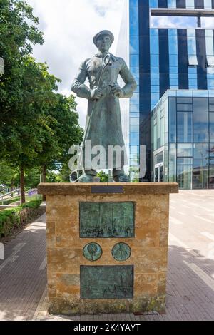 Corby Steelworker Gedenkstatue von The Core in Corby Cube, George Street, Corby, Northamptonshire, England, Vereinigtes Königreich Stockfoto