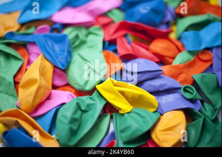 Ein Hintergrund von verschiedenen bunten Party-Ballons Stockfoto