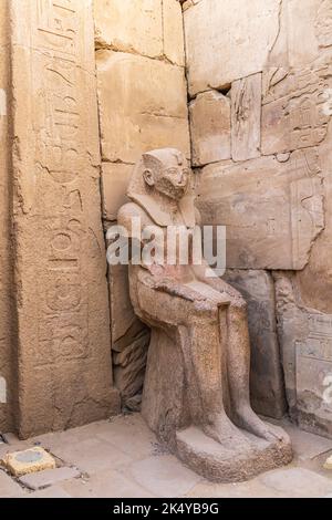 Karnak, Luxor, Ägypten. Statue von Pharoad Thutmose III. Im Karnak-Tempelkomplex in Luxor. Stockfoto