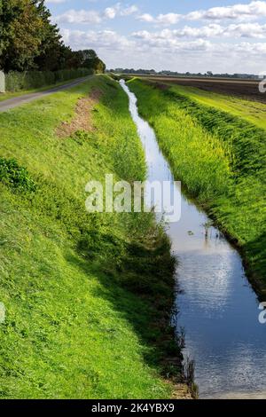 Blick auf einen Kanal in den Fens an einem wunderschönen Herbsttag, Lincolnshire, East Midlands, England Stockfoto