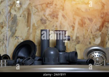 Klempner Werkzeuge und Wasserhahn bereit für die Installation in der Nähe von Waschbecken auf Arbeitsplatte in der Küche. Anschlüsse für den Einbau des Wasserhahns für den k Stockfoto