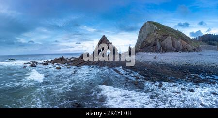 Hartland, Großbritannien - 10. Mai 2022: Blackchurch Rock bei Hartland an der Küste von North Devon, Großbritannien Stockfoto