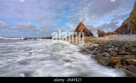 Hartland, Großbritannien - 10. Mai 2022: Blackchurch Rock bei Hartland an der Küste von North Devon, Großbritannien Stockfoto