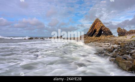 Hartland, Großbritannien - 10. Mai 2022: Blackchurch Rock bei Hartland an der Küste von North Devon, Großbritannien Stockfoto