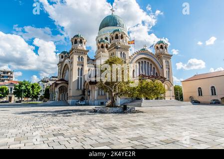 Agios Andreas die Wahrzeichen-Kirche und die Metropole Patras an einem schönen Tag mit perfekter Himmelsfarbe und wenigen Wolken, Achaia, Peloponnes, Griechenland Stockfoto