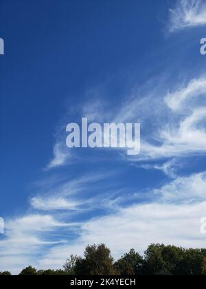 Wunderschöne Cirrus-Wolken an einem brillanten Herbsttag Stockfoto