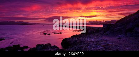 Plymouth, Großbritannien - 24. Juli 2022: Sonnenuntergang über Plymouth Hoe und Sound, Devon Stockfoto