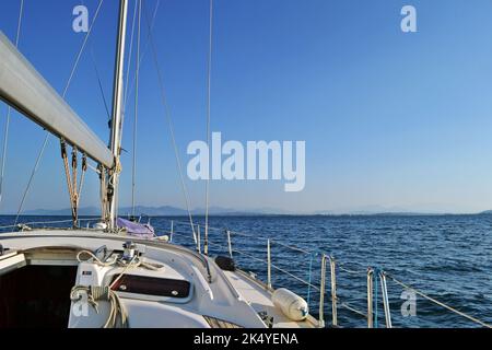 Segeln im ionischen Meer von der Insel Lefkada nach Preveza. Stockfoto