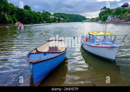 Noss Mayo, Großbritannien - 25. Juli 2022: Newton Creek auf dem Fluss Yealm mit Noss Mayo und Newton Ferrer, Devon Stockfoto