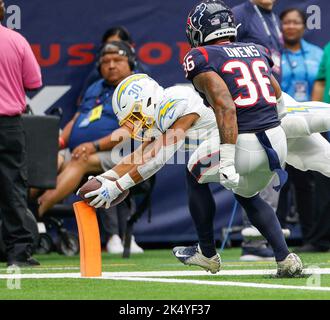 Houston, Texas, USA. 2. Oktober 2022. Ladegeräte laufen zurück AUSTIN EKELER (30) taucht zum Pylon, um bei einem 14-Yard-Touchdown-Empfang während eines NFL-Spiels zwischen den Texans und den Chargers zu Punkten. Die Chargers gewannen 34:24. (Bild: © Scott Coleman/ZUMA Press Wire) Stockfoto