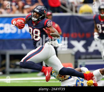 Houston, Texas, USA. 2. Oktober 2022. Texans Tight End JORDAN AKINS (88) wird von der Chargers-Eckpfeiler ASANTE SAMUEL Jr. (26) nach einem Fang während eines NFL-Spiels zwischen den Texans und den Chargers angegangen. Die Chargers gewannen 34:24. (Bild: © Scott Coleman/ZUMA Press Wire) Stockfoto