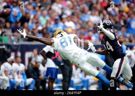 Houston, Texas, USA. 2. Oktober 2022. Der Los Angeles Chargers Wide Receiver MIKE WILLIAMS (81) ist im dritten Quartal des Spiels zwischen den Houston Texans und den Los Angeles Chargers im NRG Stadium nicht in der Lage, einen Pass abzuschließen. (Bild: © Erik Williams/ZUMA Press Wire) Stockfoto