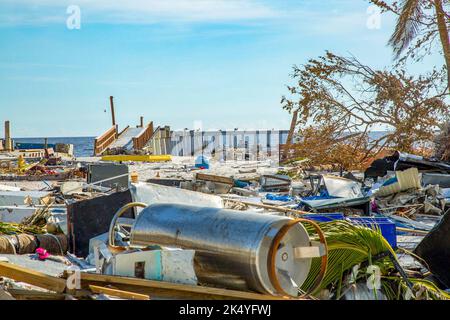 Nach dem 3. Oktober 2022 in Fort Myers Beach, Florida, gibt es noch immer Trümmer. (USA Armeefoto von Maj. Grace Geiger) Stockfoto