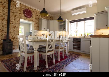 Allgemeine Ansicht der Küche Innenraum mit Schränken, Arbeitsplatte und Tisch. Haus Interieur und Design-Konzept. Stockfoto