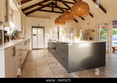 Gesamtansicht der modernen Küche mit Arbeitsplatte und Küchenausstattung. Haus Interieur und Design-Konzept. Stockfoto