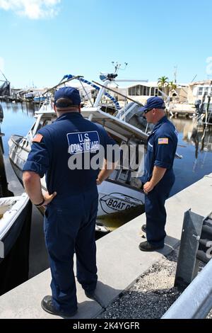 US Coast Guard Petty Officer 1. Class Dylan Zechman und Petty Officer 2. Class Hunter Gaines führen Schadensbewertungen nach dem 4. Oktober 2022 auf Pine Island, Florida, durch. Das Team der National Strike Force im Südwesten Floridas besteht aus Mitgliedern der Streikteams im Pazifik, im Golf und im Atlantik. Stockfoto