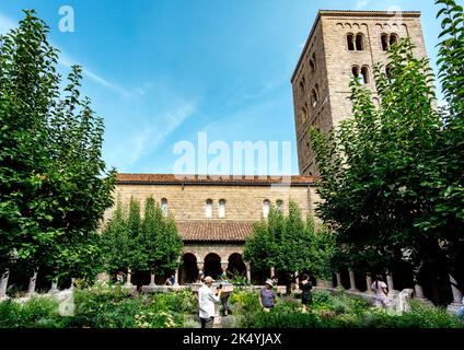 New York, NY - USA - 4. September 2022 Landschaftsansicht der Gärten des Cuxa-Klosters, Teil des Met-Klosters, ein Museum der europäischen mittelalterlichen Kunst und Stockfoto