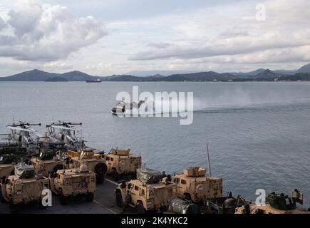 Ein Landungsschiff der US-Marine, Luftkissen mit Naval Beach Unit Seven, fliegt während einer Fahrzeugentladung in Vorbereitung auf KAMANDAG 6, 28. September 2022, über Subic Bay, Philippinen. KAMANDAG ist eine jährliche, bilaterale Übung zwischen den Streitkräften der Philippinen und dem US-Militär, die darauf ausgerichtet ist, Interoperabilität, Fähigkeiten, Vertrauen und Zusammenarbeit zu stärken, die über Jahrzehnte gemeinsamer Erfahrungen aufgebaut wurden. (USA Marine Corps Foto von CPL. Yvonne Iwae) Stockfoto
