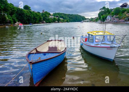Noss Mayo, Großbritannien - 25. Juli 2022: Newton Creek auf dem Fluss Yealm mit Noss Mayo und Newton Ferrer, Devon Stockfoto
