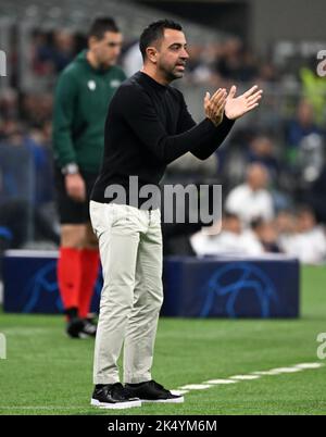 Mailand, Italien. 4. Oktober 2022. Barcelonas Cheftrainer Xavi Hernandez ist beim UEFA Champions League-Spiel der Gruppe C zwischen dem FC Inter und Barcelona am 4. Oktober 2022 in Mailand, Italien, mit Gesten unterwegs. Quelle: Alberto Lingria/Xinhua/Alamy Live News Stockfoto