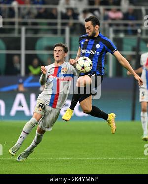 Mailand, Italien. 4. Oktober 2022. Hakan Calhanoglu (R) von FC Inter steht mit Gavi aus Barcelona während des UEFA Champions League-Spiel der Gruppe C zwischen FC Inter und Barcelona am 4. Oktober 2022 in Mailand, Italien, im Spiel. Quelle: Alberto Lingria/Xinhua/Alamy Live News Stockfoto