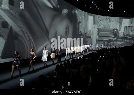 Paris, Frankreich. 04. Oktober 2022. CHANEL SS23 Runway während der Pariser Modewoche am 2022. Oktober - Paris, Frankreich. 04/10/2022 Credit: dpa/Alamy Live News Stockfoto