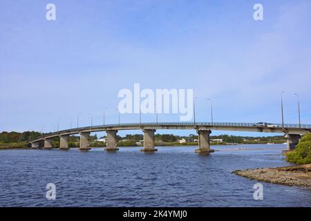 Die 304 Meter lange Singing Bridge verbindet Tea Gardens mit Hawks Nest über den Myall River, NSW Australien. Stockfoto