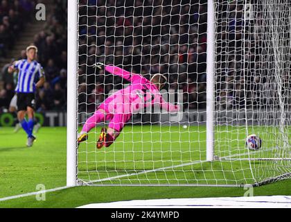 Plymouth, Großbritannien. 04. Oktober 2022. TOR 2-1 Sheffield Mittwochtorwart David Stockdale (31) kann den Ball nicht stoppen, während des Spiels der Sky Bet League 1 Plymouth Argyle gegen Sheffield Mittwoch im Home Park, Plymouth, Vereinigtes Königreich, 4.. Oktober 2022 (Foto von Stanley Kasala/News Images) in Plymouth, Vereinigtes Königreich am 10/4/2022. (Foto von Stanley Kasala/News Images/Sipa USA) Quelle: SIPA USA/Alamy Live News Stockfoto