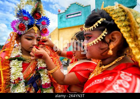 Kalkutta, Indien. 04. Oktober 2022. Junge Mädchen sahen sich für das Kumari Puja Ritual bereit. Kumari Puja ist eine indische Hindu-Tradition, die hauptsächlich während der Durga Puja nach dem Hindu-Kalender gefeiert wird. Die philosophische Grundlage von Kumari Puja besteht darin, den Wert von Frauen zu ermitteln. Eifrige Anhänger glauben, dass sie alle Barrieren und Gefahren für die jungen Mädchen in der kommenden Zukunft überwinden werden, und sie werden auch befugt sein, jeden Stress und jede Behinderung in ihrem kommenden Leben zu bewältigen. Kredit: SOPA Images Limited/Alamy Live Nachrichten Stockfoto