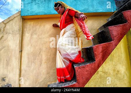 Kalkutta, Indien. 04. Oktober 2022. Ein Mädchen sah, wie es sich für das Kumari Puja Ritual vorbereitte. Kumari Puja ist eine indische Hindu-Tradition, die hauptsächlich während der Durga Puja nach dem Hindu-Kalender gefeiert wird. Die philosophische Grundlage von Kumari Puja besteht darin, den Wert von Frauen zu ermitteln. Eifrige Anhänger glauben, dass sie alle Barrieren und Gefahren für die jungen Mädchen in der kommenden Zukunft überwinden werden, und sie werden auch befugt sein, jeden Stress und jede Behinderung in ihrem kommenden Leben zu bewältigen. Kredit: SOPA Images Limited/Alamy Live Nachrichten Stockfoto