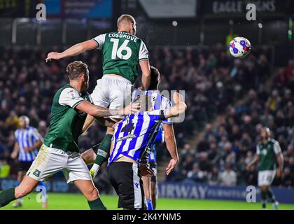 Plymouth, Großbritannien. 04. Oktober 2022. Plymouth Argyle Mittelfeldspieler Sam Cosgrove (16) führt den Ball an und erzielt ein Tor, das später während des Sky Bet League 1-Spiels Plymouth Argyle gegen Sheffield Mittwoch im Home Park, Plymouth, Großbritannien, 4.. Oktober 2022 (Foto von Stanley Kasala/News Images) in Plymouth, Großbritannien am 10/4/2022, nicht mehr erlaubt ist. (Foto von Stanley Kasala/News Images/Sipa USA) Quelle: SIPA USA/Alamy Live News Stockfoto