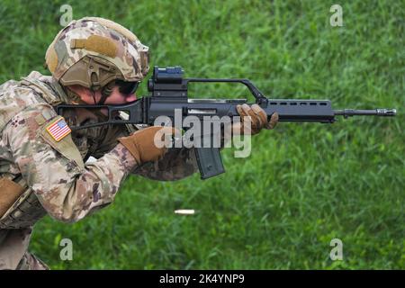 Ein US-Soldat, der 1. Squadron, 2. Cavalry Regiment (1/2CR) zugewiesen wurde, feuert ein deutsches G36 Gewehr während einer Schuetzenschnur (deutscher Waffentest)-Veranstaltung mit der deutschen Partnereinheit vom 1/2CR, dem Panzergrenadierbataillon 112, in Regen, Deutschland, 29. September, 2022. 1/2CR bot exemplarischen Soldaten die Möglichkeit, einen ausländischen Preis zu erhalten und mit deutschen Armeekollegen Kameradschaft aufzubauen, um NATO- und multinationale Partnerschaften zu stärken. (USA Armeefoto von Markus Rauchenberger) Stockfoto