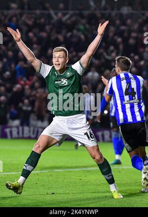 Plymouth, Großbritannien. 04. Oktober 2022. Plymouth Argyle Mittelfeldspieler Sam Cosgrove (16) appelliert an den offiziellen Spieler wegen seines Tores, der während des Sky Bet League 1-Spiels Plymouth Argyle gegen Sheffield Mittwoch im Home Park, Plymouth, Großbritannien, 4.. Oktober 2022 (Foto von Stanley Kasala/News Images) in Plymouth, Großbritannien am 10/4/2022 disalolowed wird. (Foto von Stanley Kasala/News Images/Sipa USA) Quelle: SIPA USA/Alamy Live News Stockfoto