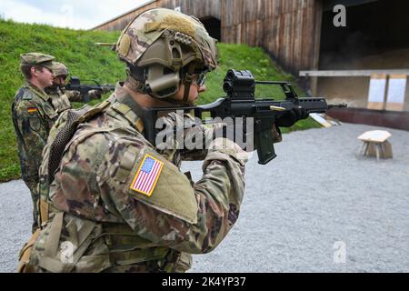 Ein US-Soldat, der 1. Squadron, 2. Cavalry Regiment (1/2CR) zugewiesen wurde, feuert ein deutsches G36 Gewehr während einer Schuetzenschnur (deutscher Waffentest)-Veranstaltung mit der deutschen Partnereinheit vom 1/2CR, dem Panzergrenadierbataillon 112, in Regen, Deutschland, 29. September, 2022. 1/2CR bot exemplarischen Soldaten die Möglichkeit, einen ausländischen Preis zu erhalten und mit deutschen Armeekollegen Kameradschaft aufzubauen, um NATO- und multinationale Partnerschaften zu stärken. (USA Armeefoto von Markus Rauchenberger) Stockfoto