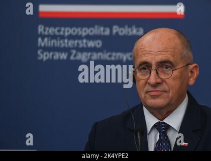 WARSCHAU, POLEN. 04. Oktober 2022. Zbigniew Rau, Außenminister Polens, hört sich die deutsche Außenministerin Annalena Baerbock bei einem Treffen im Außenministerium in Warschau an. Polen verlangt die Zahlung von etwa $1,3 Billionen Reparationen für die Schäden, die durch die Besetzung von Nazi-Deutschen während des Zweiten Weltkriegs entstanden sind Minister Rau sagte, dass Berlin sich bemühen sollte, die deutsche Gesellschaft über das "wahre" Bild des Krieges und seine katastrophalen Auswirkungen auf Polen zu informieren. Kredit: ASWphoto/Alamy Live Nachrichten Stockfoto