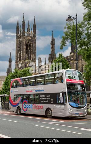 Newcastle-upon-Tyne, England, Vereinigtes Königreich.  Bus.  St. Thomas die Märtyrer-Kirche im Hintergrund, 19.. Jahrhundert. Stockfoto