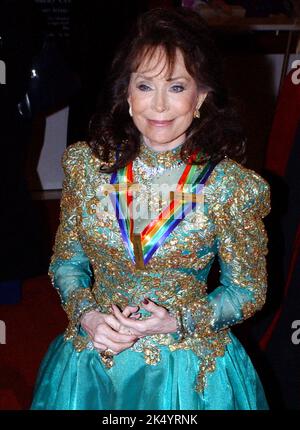 Washington, Vereinigte Staaten Von Amerika. 19. Oktober 2001. Die Country-Sängerin Loretta Lynn trägt ihr Band, als sie am 7. Dezember 2003 im John F. Kennedy Center für die Performing Arts Gala in Washington, DC ankommt. Lynn wird zusammen mit der Schauspielerin Carol Burnett, dem Soul-Sänger James Brown, dem Regisseur Mike Nichols und dem Geiger Izthak Perlman als 2003 Preisträger für ihre Lebensleistung in der Kunst ausgezeichnet. Quelle: SIPA USA/Alamy Live News Stockfoto