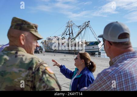 Pawleys Island, Usa. 02. Oktober 2022. US Army Corps of Engineers und lokale gewählte Führer sehen den Shrimp Trawler Shayna Michelle, der nach dem Kategorie-1-Orkane Ian, 2. Oktober 2022 in Myrtle Beach, South Carolina, an einem öffentlichen Strand gegründet wurde. Die Sturmflut durch den Hurkan Ian verursachte Schäden an Piers und Stränden entlang der Region Grand Strand. Quelle: Nathan A. Wilkes/US Army/Alamy Live News Stockfoto