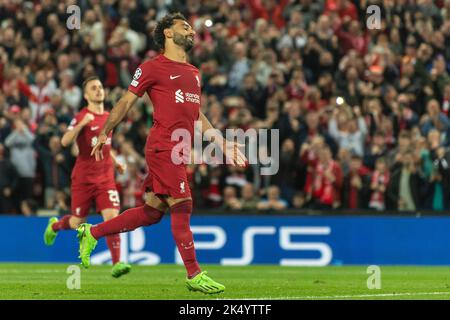 Liverpool, Großbritannien. 04. Oktober 2022. Mohamed Salah von Anfield Liverpool feiert das Spiel, nachdem er im Anfield Stadium in Liverpool, England, eine Strafe (2-0) während des Spiels zwischen Liverpool und den Rangers erzielt hat. Das Spiel gilt für die Gruppenphase der UEFA Champions League. (Richard Callis/SPP) Quelle: SPP Sport Press Foto. /Alamy Live News Stockfoto