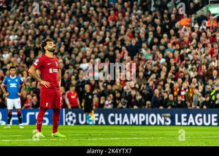 Liverpool, Großbritannien. 04. Oktober 2022. Anfield Mohamed Salah von Liverpool, bevor er während des Spiels zwischen Liverpool und den Rangers im Anfield Stadium in Liverpool, England, eine Strafe (2-0) erzielte. Das Spiel gilt für die Gruppenphase der UEFA Champions League. (Richard Callis/SPP) Quelle: SPP Sport Press Foto. /Alamy Live News Stockfoto