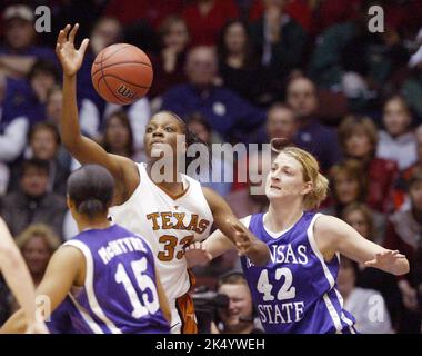 Kansas City, USA. 10. März 2005. Tiffany Jackson aus Texas, Mitte, erringt einen Pass, als Twiggy McIntyre aus Kansas State und Brie Madden sie während ihres Big 12 Conference Women's Basketball Tournament-Spiels in Kansas City, Missouri, am Donnerstag, den 10. März 2005, umgeben. (Foto von Allison Long/The Kansas City Star/TNS/Sipa USA) Quelle: SIPA USA/Alamy Live News Stockfoto