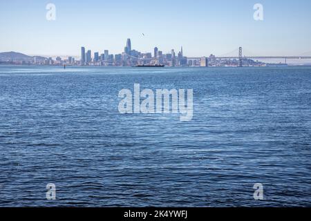 Beim Spaziergang durch den Middle Harbor Shoreline Park können Sie Schiffe sehen, die zum Hafen von Oakland ankommen, mit herrlichem Blick auf San Francisco im b Stockfoto