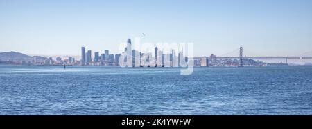 Beim Spaziergang durch den Middle Harbor Shoreline Park können Sie Schiffe sehen, die zum Hafen von Oakland ankommen, mit herrlichem Blick auf San Francisco im b Stockfoto