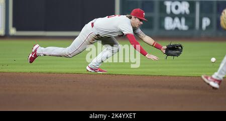 Houston, Usa. 04. Oktober 2022. Philadelphia Phillies Shortstop Bryson Stott taucht zwar ab, verpasst aber am Dienstag, den 4. Oktober 2022, eine RBI-Single von Mauricio Duvon Houston Astros im fünften Inning im Minute Maid Park in Houston, Texas. Foto von Kevin M. Cox/UPI Credit: UPI/Alamy Live News Stockfoto