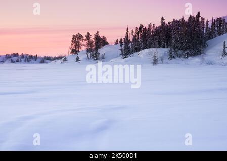 Ein kalter, winterlicher Sonnenaufgang am Frame Lake in Yellowknife, Northwest Territories, Kanada. Stockfoto