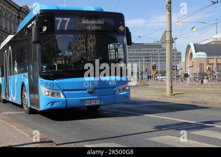 Helsinki, Finnland - 20. August 2022: Blauer, elektrisch angetriebener Stadtbus auf der Linie 77 vor dem Hauptbahnhof. Stockfoto